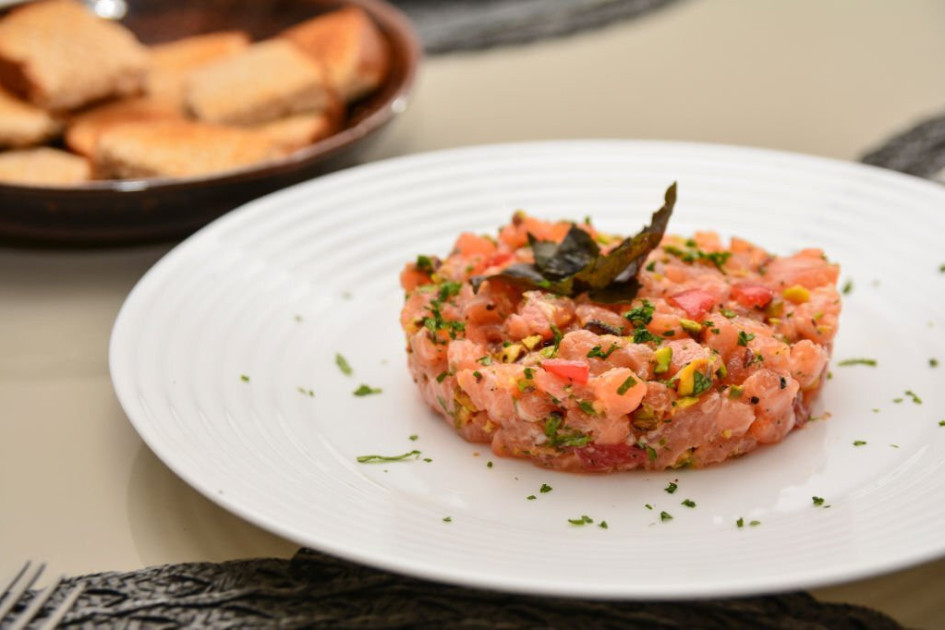 Tartare De Saumon / Basilic / Tomates / Pistaches | LA CRUSTACERIE.FR