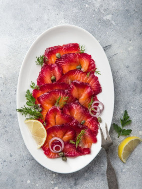 Saumon gravlax à la betterave rouge - 100g (fait maison)
