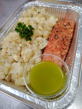 Pavé de saumon provençal, écrasé de pommes de terre, huile de persil - La part