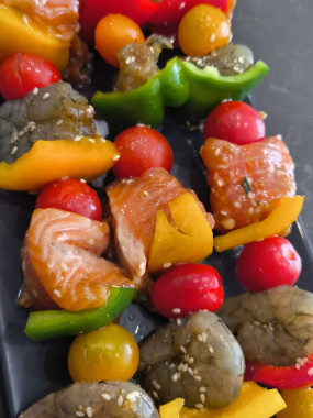 Brochettes de crevettes & saumon marinées au soja 