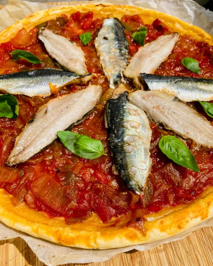 Tarte sardines, piperade et confit d'oignons