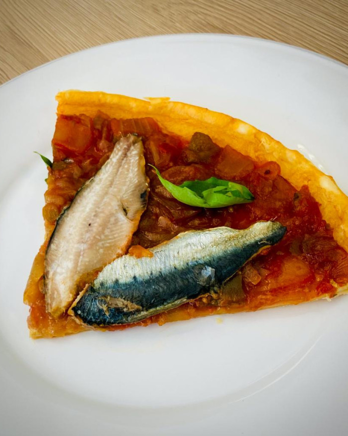 Tarte sardines, piperade et confit d'oignons